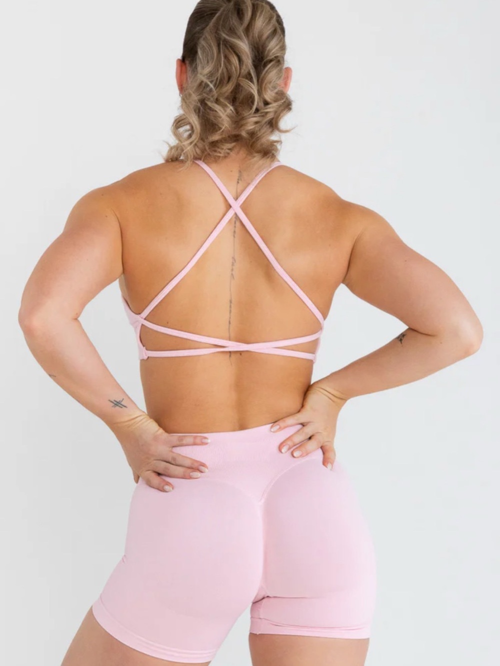 Women's powder pink Seamless Sports bra w glutes lifting shorts quickdri fabric